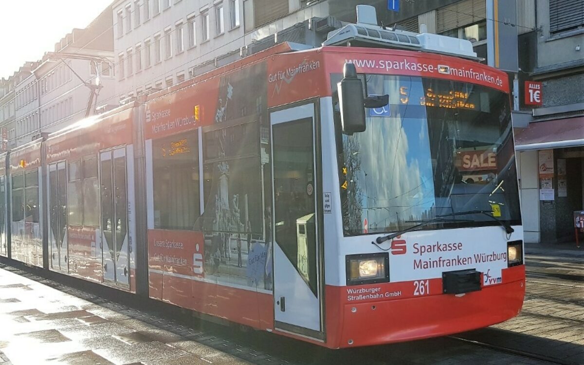 Eine Straßenbahn der Linie 5 in der Würzburger Innenstadt Eine Straßenbahn der Linie 5 in der Würzburger Innenstadt
